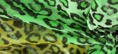 İpek kumaş yeşil, leopar desenli. Hafif leopar desenli ipek senin tasarımın için mükemmel, şık görünüyor ve kaba değil! Doku, arkaplan, desen