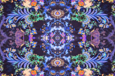 Kusursuz doku, parlak büyük çiçekler, çoğunlukla siyah çizgilerle kaplanmış, gecenin karanlığında yüzen siyah tohum benzeri noktalarla noktalanmış..