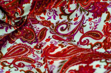 Beyaz arka planda desenli kırmızı desen. Bu desen bazen Amerikan gelenekçilerince 