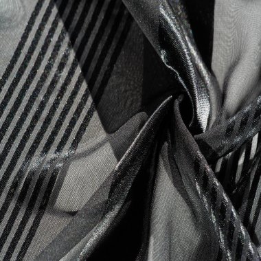 İpek kumaş. Farklı boyutlarda çizgileri olan şeffaf ipek kumaş, siyah. doku, arkaplan, desen,