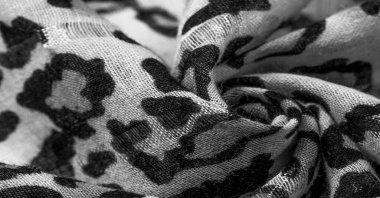 İpek kumaştan siyah beyaz leopar desenli. Leopar desenli hafif ipek senin tasarımına mükemmel uyacak, şık görünüyor ve kaba değil! Doku, arkaplan, desen