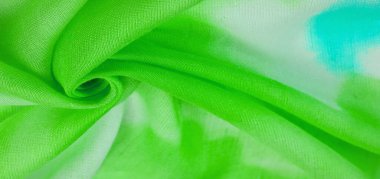 İpek kumaş, yeşil-mavi-sarı ve beyaz çiçekler, yüksek kalite tozlu yeşil tül. Desen deseni, koleksiyon