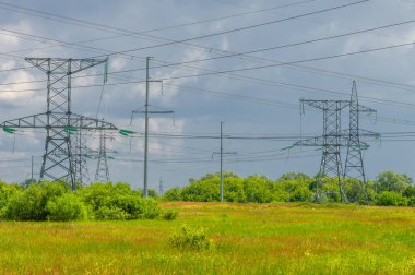 Yüksek voltaj direklerinin silueti, güç kulesi, elektrik direği, çelik kafesli kule, öğleden sonra Avrupa 'da. Doku yüksek voltaj sütunu, başınızın üstünde güç hattı.