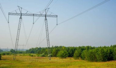 Elektrik istasyonu, günbatımında yüksek voltajlı elektrik hatlarını kapatın. Elektrik dağıtım istasyonu. yüksek voltajlı elektrik iletim pilonu siluetli kule