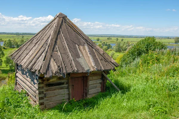 Letní Krajina Staré Dřevěné Stavby Domy Modré Nebe Jasná Zeleň — Stock fotografie