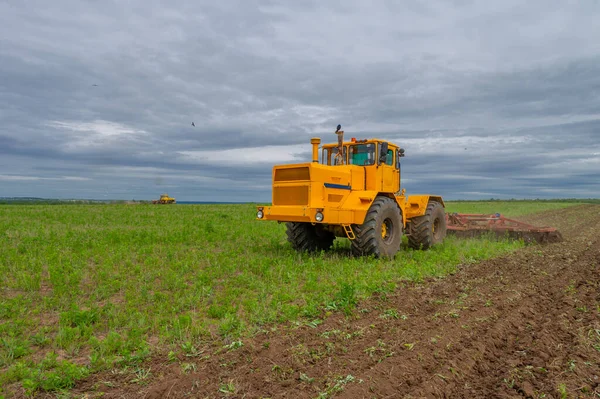 Voorjaarsfotografie Landschap Met Landbouwmachines Een Tractor Ploegt Het Land Ploegt — Stockfoto