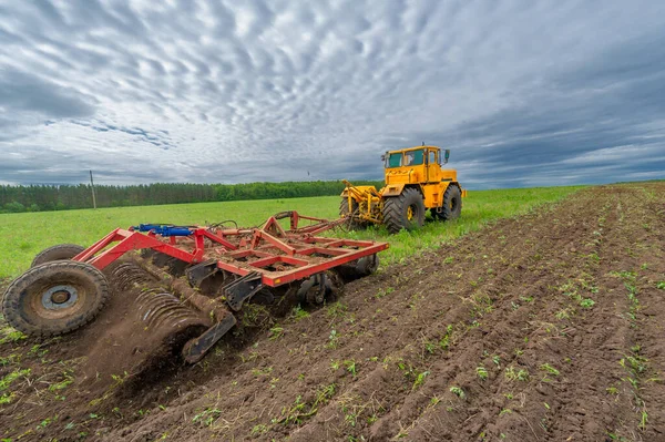 Frühlingsfotos Landschaft Mit Landwirtschaftlichen Maschinen Ein Traktor Pflügt Das Land — Stockfoto