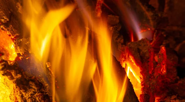 Şöminede Yangın Var Yangının Etrafındaki Aydınlık Alan Kendi Küçük Bölgesini — Stok fotoğraf