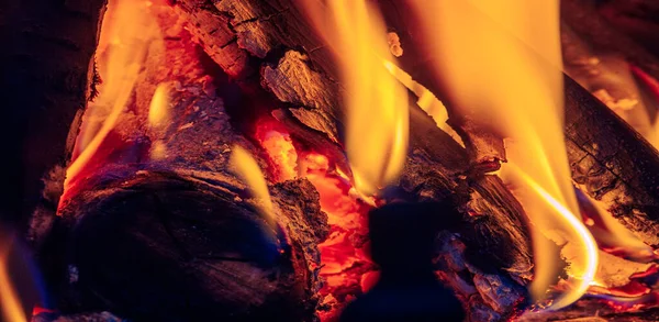 在壁炉里生火火对我们大多数的感官都有好处 我们喜欢烟雾的味道 喜欢闪光的景象 喜欢劈啪作响的圆木声 喜欢我们皮肤上的温暖感 — 图库照片