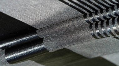 İpek kumaş. Farklı boyutlarda çizgileri olan şeffaf ipek kumaş, siyah. doku, arkaplan, desen,