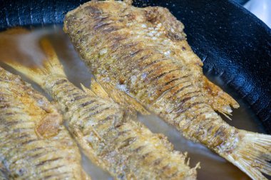 Balık yemek için hazır. Yağlı balıklar da özellikle kalp sağlığını destekleyen uzun zincirli omega-3 yağ asitleri bakımından zengindirler..