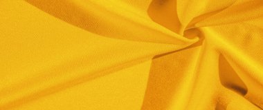 Sarı ipek. Pürüzsüz, zarif, sarı, lüks ipek kumaş kopya alanı olan soyut bir arkaplan olarak kullanılabilir. Renkli doku