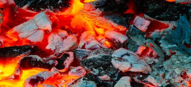 Şöminede yangın var. Ateş duyularımızın çoğuna yararlıdır. Duman kokusunu, parlayan ışığı, çatırdayan kütüklerin sesini tenimizdeki sıcaklığı seviyoruz..