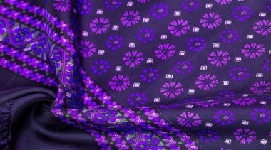 Mavi ve mor çiçekli koyu mavi ipek kumaş, yoğun kumaş, triasetat liflerine dayalı çift taraflı..