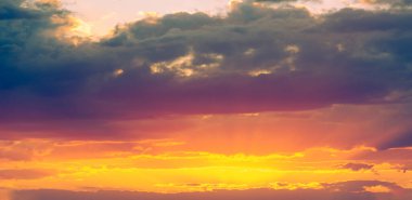 Gün batımının bulutları romantizm. Sonsuz ufuklar ve batan güneş. Güneş tekrar iyi geceler diyor.