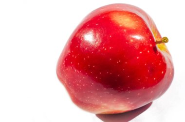 Beyaz arka planda elma. Elmalar çok çeşitli sağlık faydaları sağlayan besleyici bir güç kaynağıdır. Kalorileri düşük ve lifleri yüksek. Vitamin ve mineraller için mükemmel bir kaynak..