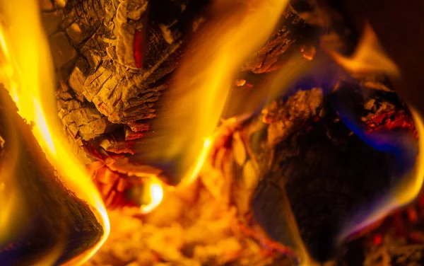在壁炉里生火火对我们大多数的感官都有好处 我们喜欢烟雾的味道 喜欢闪光的景象 喜欢劈啪作响的圆木声 喜欢我们皮肤上的温暖感 — 图库照片