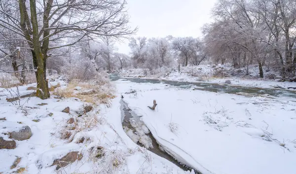 Řeka Zimě Zamrzá Zima Nutí Přemýšlet Jak Slunce Vychází Později — Stock fotografie