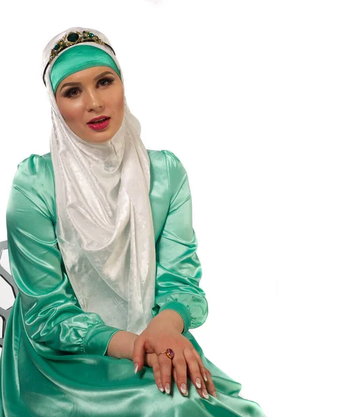 Foto Estúdio Modelo Roupas Muçulmanas Palavra Árabe Hijab Traduzida Literalmente — Fotografia de Stock