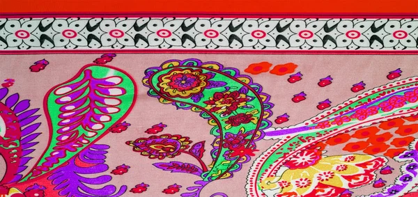 絹織物 赤のトーン ペイズリーだ ボヘミアン伝統的なインドのペイズリーのテーマの要素とボヘミアンプリント カラフルなテクスチャ パターンの民族の詳細 — ストック写真