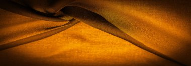 Koyu sepia kahverengi şifon ipeği kıvrık iplik kullanımı nedeniyle hafif pürüzlü (matte, crepe) yumuşak şeffaf bir kumaştır. Arkaplan dokusu