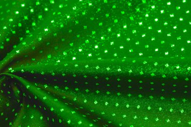 Küçük puantiyeli metalik parıltılı kumaş. Yeşil renk... şimdi parıldayan metalik kumaş tam güç geri geldi! Tasarımcının bu su benzeri sıvıyı kullanması onu zarif ve şık kılıyor..