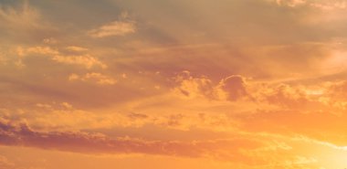 Gün batımının bulutları romantizm. Bulutlar düşünmez, sadece sürüklenirler. Güneş batıyor ve kalbim genişliyor. Umut. Hiçbir şeyin önemi kalmayana kadar