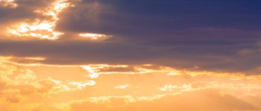 Gün batımının bulutları romantizm. Bulutlar düşünmez, sadece sürüklenirler. Güneş batıyor ve kalbim genişliyor. Umut. Hiçbir şeyin önemi kalmayana kadar