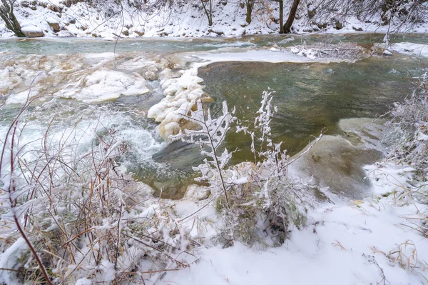 冬は川が凍る 森の中で私の好きな冬の川の沈黙は魔法のように 風の音だけで ストリームを実行して まだ生きて 水の下で壊れていた 雪と氷 — ストック写真