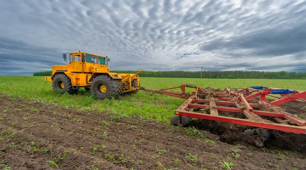 Frühlingsfotos Landschaft Mit Landwirtschaftlichen Maschinen Ein Traktor Pflügt Das Land — Stockfoto