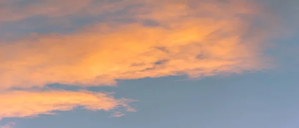 Chmury Świtają Zachodzie Słońca Romans Niekończące Się Horyzonty Zachodzące Słońce — Zdjęcie stockowe