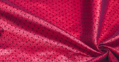 Küçük puantiyeli metalik parıltılı kumaş. Kırmızı bordo. Bu çarpıcı metalik geri döndürülebilir ağır kumaşla her zaman baş döndürücü bir top şampiyonu ol..