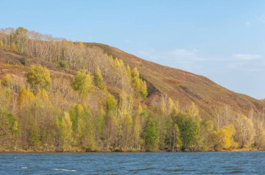 Sonbahar manzarasının fotoğrafı, Kama Nehri 'ndeki Rocky Dağları' nın neredeyse mükemmel bir yansıması. Kazan yakınlarında, Tataristan, Rusya. Kış mevsimi yaklaşıyor. Ayıların ülkesi.