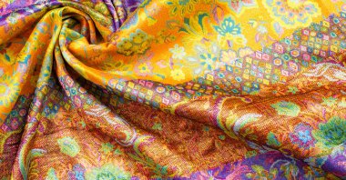 Kusursuz. Brocade. Bu ipek, koyu turkuaz batık çiçekler ve dalgalı leylak hatlarıyla süslenmiş parlak sarı bir tabana sahiptir. Sulu turkuaz vuruşlar kumaşın içinde soyut bir şekilde dolaşır..