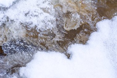 Nehir kışın donar. Yerel nehrimizle geçen kışın en sevdiğim kısmı sislerin süzülüp etraftaki ormanı kaplaması. Yumuşak, gizemli ama huzur verici bir yer yaratıyor..