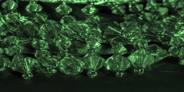Hluboká Smaragdová Hedvábná Tkanina Zdobená Zelenými Skleněnými Perlemi Dekor Zdobený — Stock fotografie