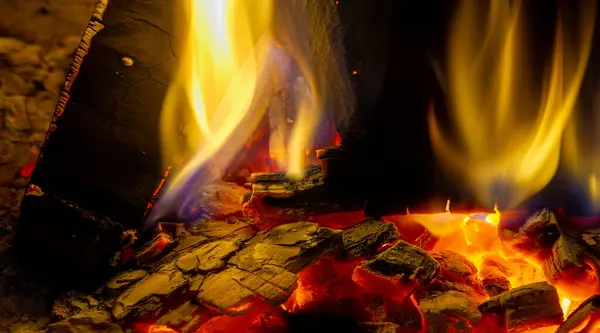 Şöminede Yangın Var Gerçek Bir Yangında Çok Romantik Bir Şey — Stok fotoğraf