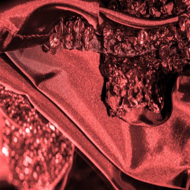 Koyu kırmızı yakut ipek kumaş, yeşil cam boncuklarla süslenmiş, boncuklarla süslenmiş, tasarım kartı, arkaplan dokusu