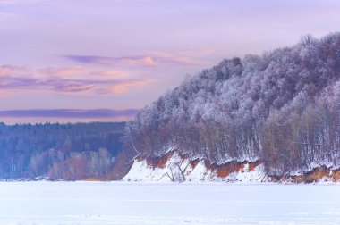 Nehir kışın donar. Kış beni düşündürüyor. Güneş daha sonra doğup daha erken batarken nehirde geçirebileceğiniz saatler kısalıyor..