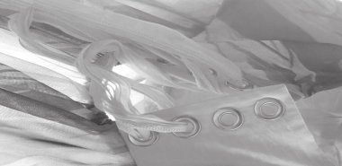 Kusursuz. Kumaşın siyah ve beyaz renkleri flora ve fauna ile işlenmiş. Elbisemi seviyorum. Paramı görebiliyorum. Dolabımda asılı duruyor.