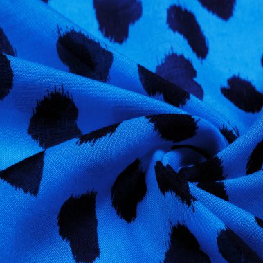 ipek kumaş, siyah kalplerin mavi baskısı, doku arka planı, desen, kartpostal,