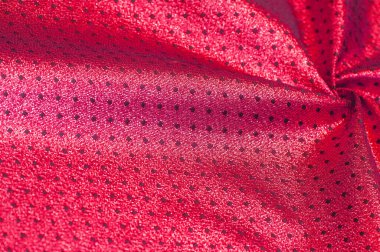 Küçük puantiyeli metalik parıltılı kumaş. Kırmızı bordo. Tatil geri sayımı mı? Kumaşlarımızdaki başarılarınıza ve etkinliklerinize kadeh kaldıralım.