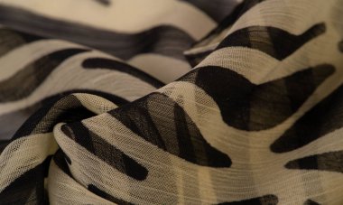 Siyah ve bej çizgili ipek kumaş, Afrika tarzı zebra derisi. Tasarımcı için, tasarımın taslağı, dekoratörün çevresi. Arkaplan dokusu koleksiyonu