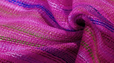 Kırmızı-mavi-yeşil çizgili yakut kırmızısı kumaş, çok açık elastik forma, ışık parıltısı. desen arkaplan, desen kartpostal