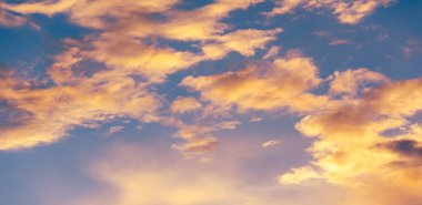 Gün batımının bulutları romantizm. Hayatta birçok şey bekleyebilir, ama gün batımı beklemez, izle.