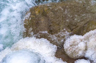 Nehir kışın donar. Bu harika nehir donduğunda gerçek bir kış masalı. Genellikle güzel, doğal bir miras olarak kabul edilir, bir peri masalına dönüşür.