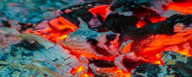 Şöminede yangın var. Gerçek bir yangında çok romantik bir şey vardır, ama neden? Bu dans eden alevi neden arzu havası ile ilişkilendirdiğimizi tahmin ediyoruz.,