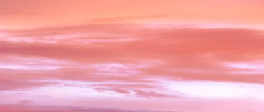 Gün batımının bulutları romantizm. Eğer onları atmazsak hayallerimiz gökyüzüne ulaşabilir. Bir bulut kalesi için mimari kurallar yoktur.