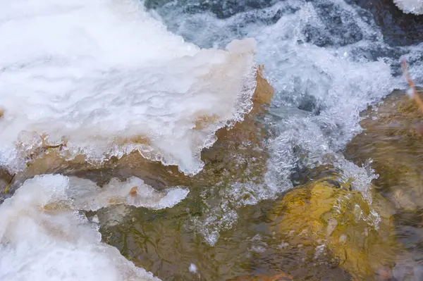 Nehir Kışın Donar Donmuş Nehirleri Deneyimlemenin Kolay Yolu Buzda Yürümektir — Stok fotoğraf