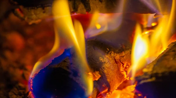 在壁炉里生火一场真正的火灾有很浪漫的一面 但是为什么呢 我们猜为什么我们把这支舞的火焰与欲望的心情联系在一起 — 图库照片